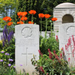Cimetière britannique de la Targette à Neuville Saint-Vaast. particulièrement fleuri.